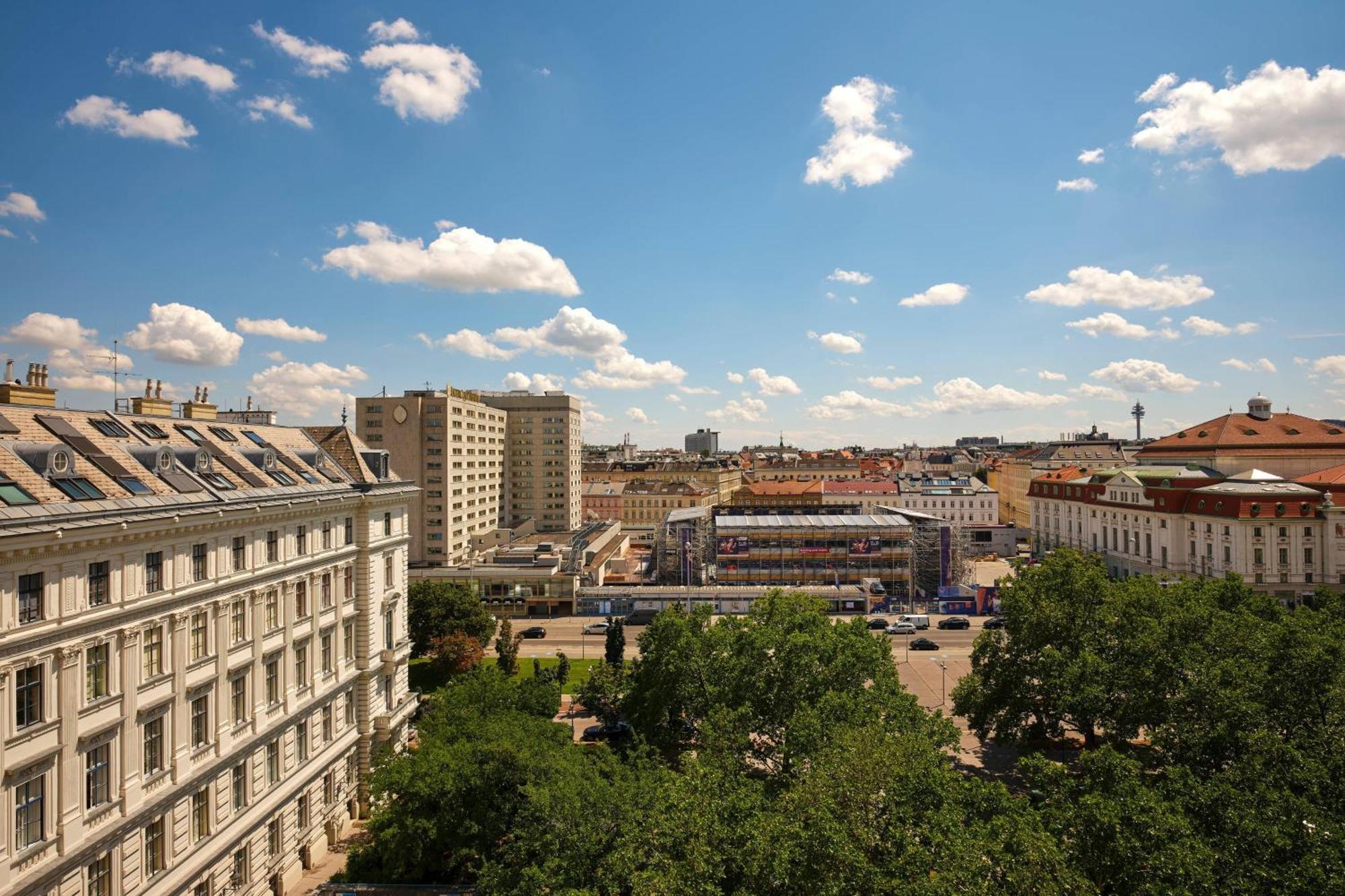 The Ritz-Carlton, Vienna Hotel Екстериор снимка View of the station from the west