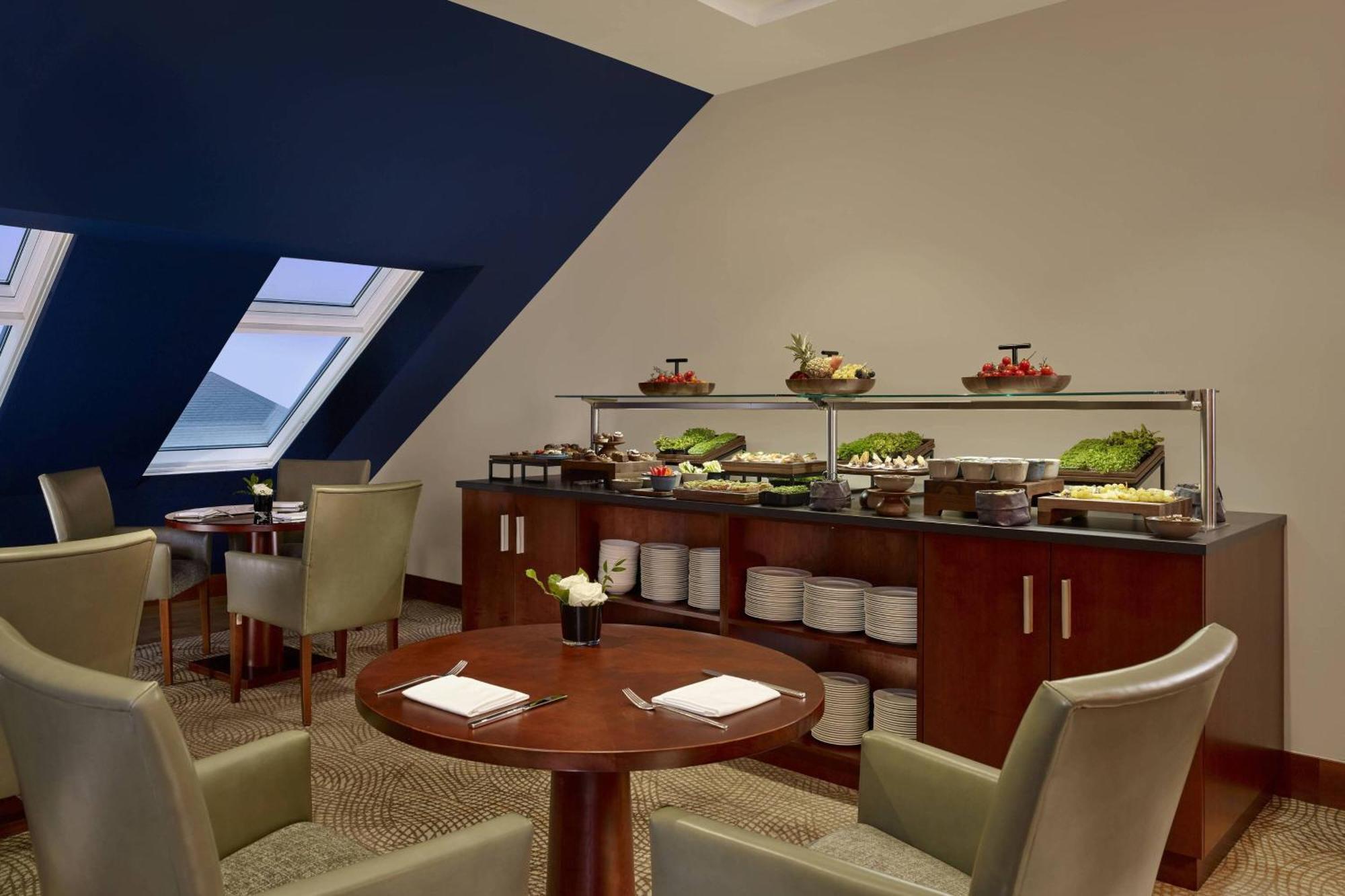 The Ritz-Carlton, Vienna Hotel Екстериор снимка The Club lounge at London Heathrow Airport