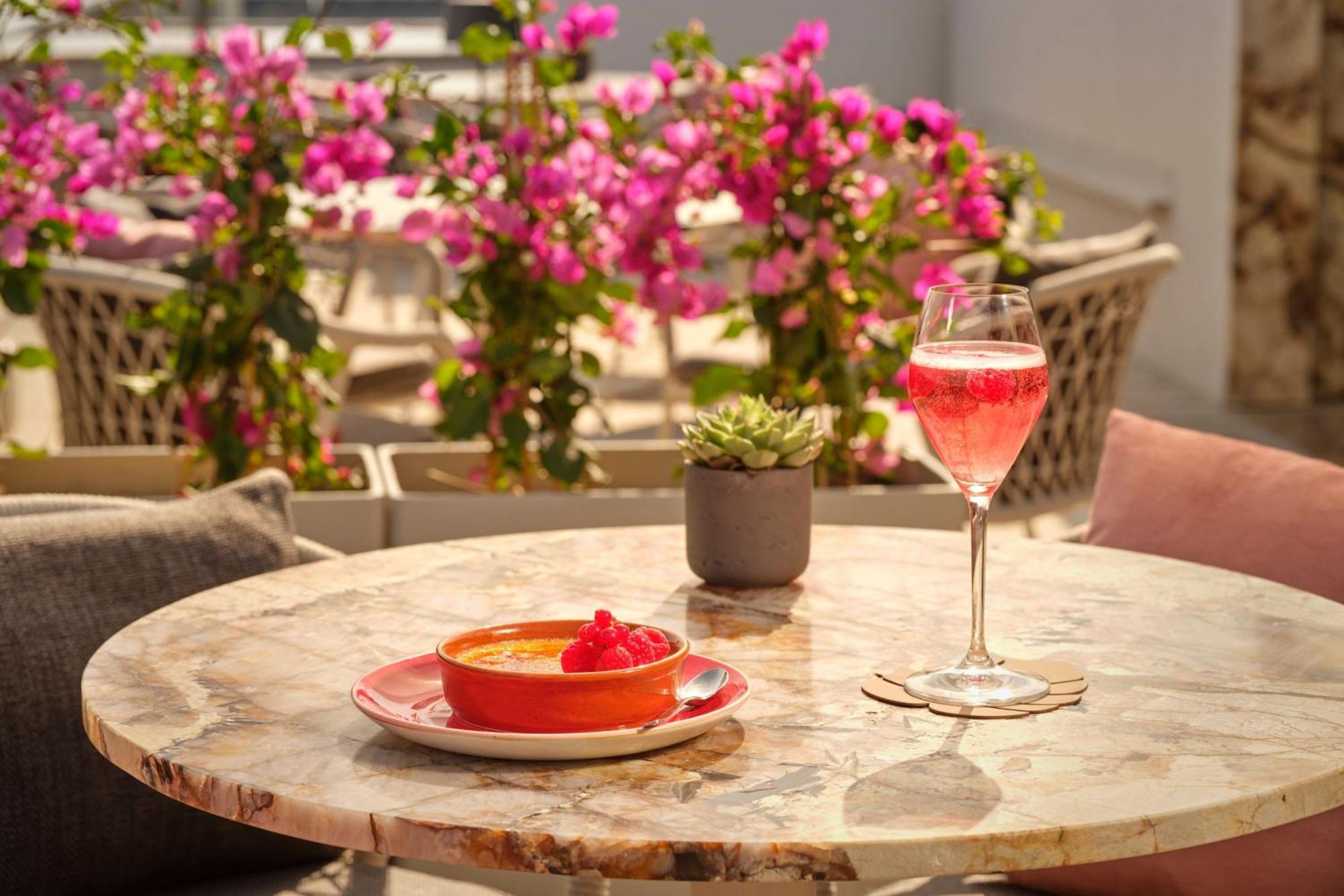 The Ritz-Carlton, Vienna Hotel Екстериор снимка A glass of rosé wine