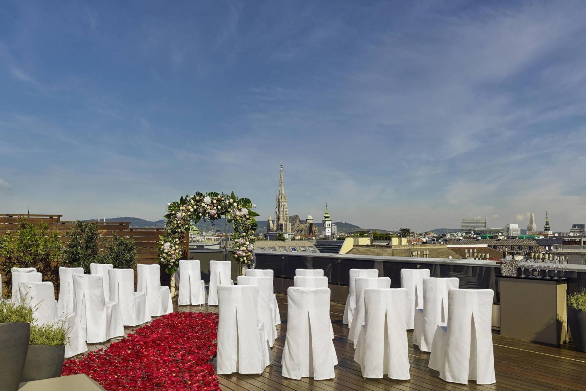 The Ritz-Carlton, Vienna Hotel Екстериор снимка The rooftop of the hotel